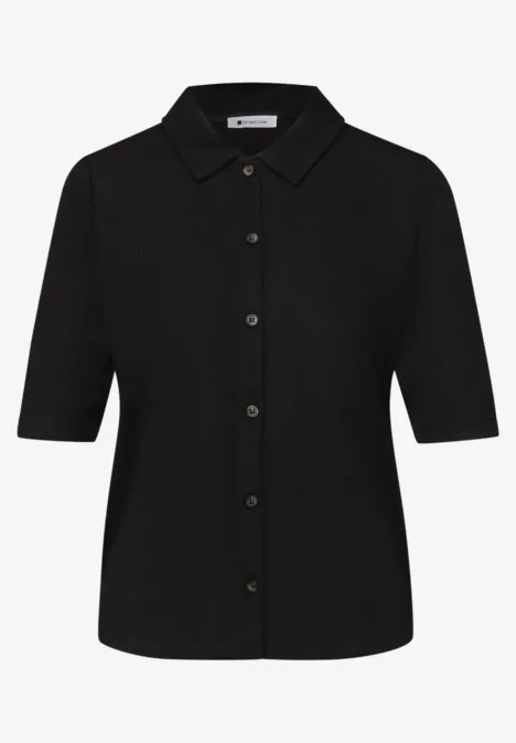 Schwarze, kurzärmelige Bluse mit Knopfleiste und Hemdkragen.
